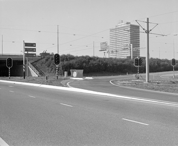 884394 Gezicht op afslag naar de A12 op de Europalaan te Utrecht. Met links ANWB-wegwijzers en op de achtergrond het ...